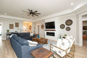 Smart TV, ping pong, books - 2 Free Kayaks! Gorgeous Home with Great Lakefront Outdoor Space (Mabank)