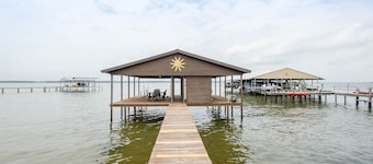 2 Free Kayaks! Gorgeous Home with Great Lakefront Outdoor Space