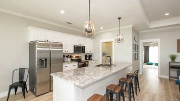 Refrigerador, microondas, horno, placa de cocina