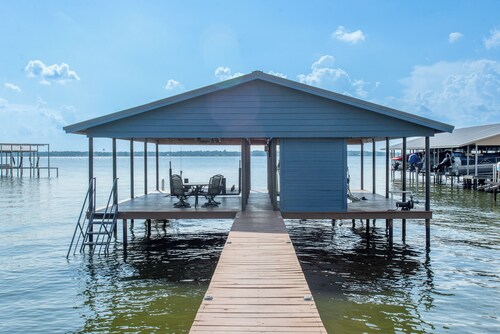 2 Free Kayaks! Gorgeous Home with Great Lakefront Outdoor Space