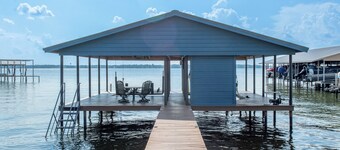 2 Free Kayaks! Gorgeous Home with Great Lakefront Outdoor Space