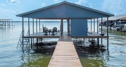 2 Free Kayaks! Gorgeous Home with Great Lakefront Outdoor Space