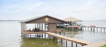 2 Free Kayaks! Gorgeous Home with Great Lakefront Outdoor Space