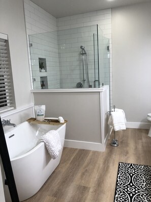 Bathtub - Lux Vineyard Escapes-Stylish Modern Barn (Temecula)