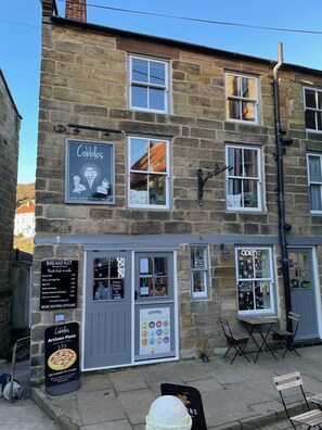 Exterior - Highly appointed pet & family friendly cottage with private parking & garden. (Runswick Bay)