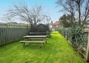 Outdoor dining - Highly appointed pet & family friendly cottage with private parking & garden. (Runswick Bay)