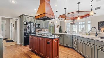 Frigorífic, microones, forn i placa de cuina