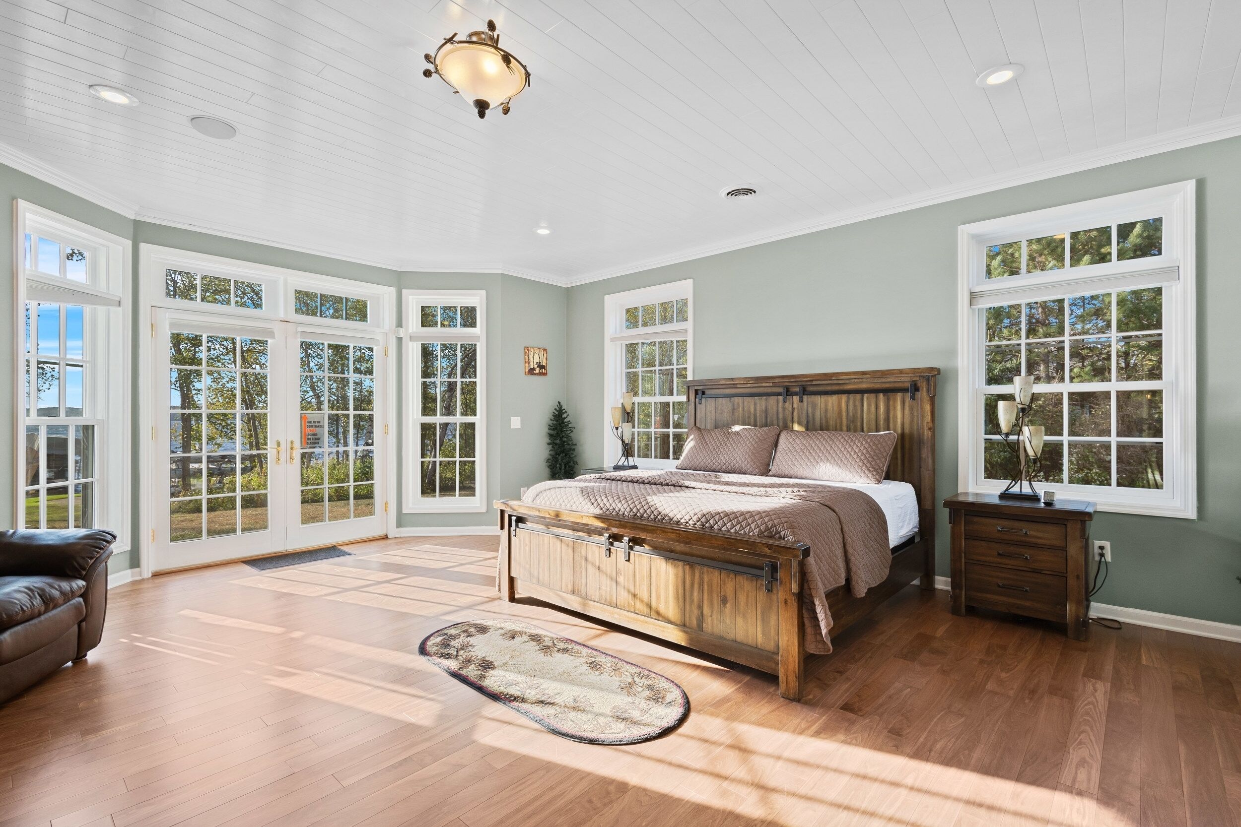 5 dormitoris, planxa i posts de planxar, Internet i roba de llit 