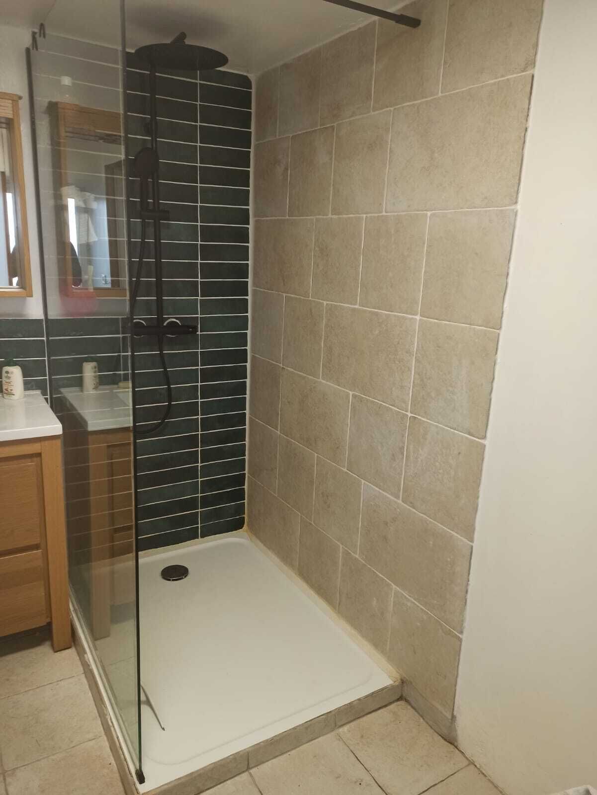 Dusche, Haartrockner, Seife, Shampoo