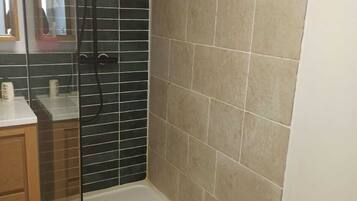 Dusche, Haartrockner, Seife, Shampoo