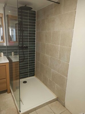 Douche, sèche-cheveux, savon, shampoing