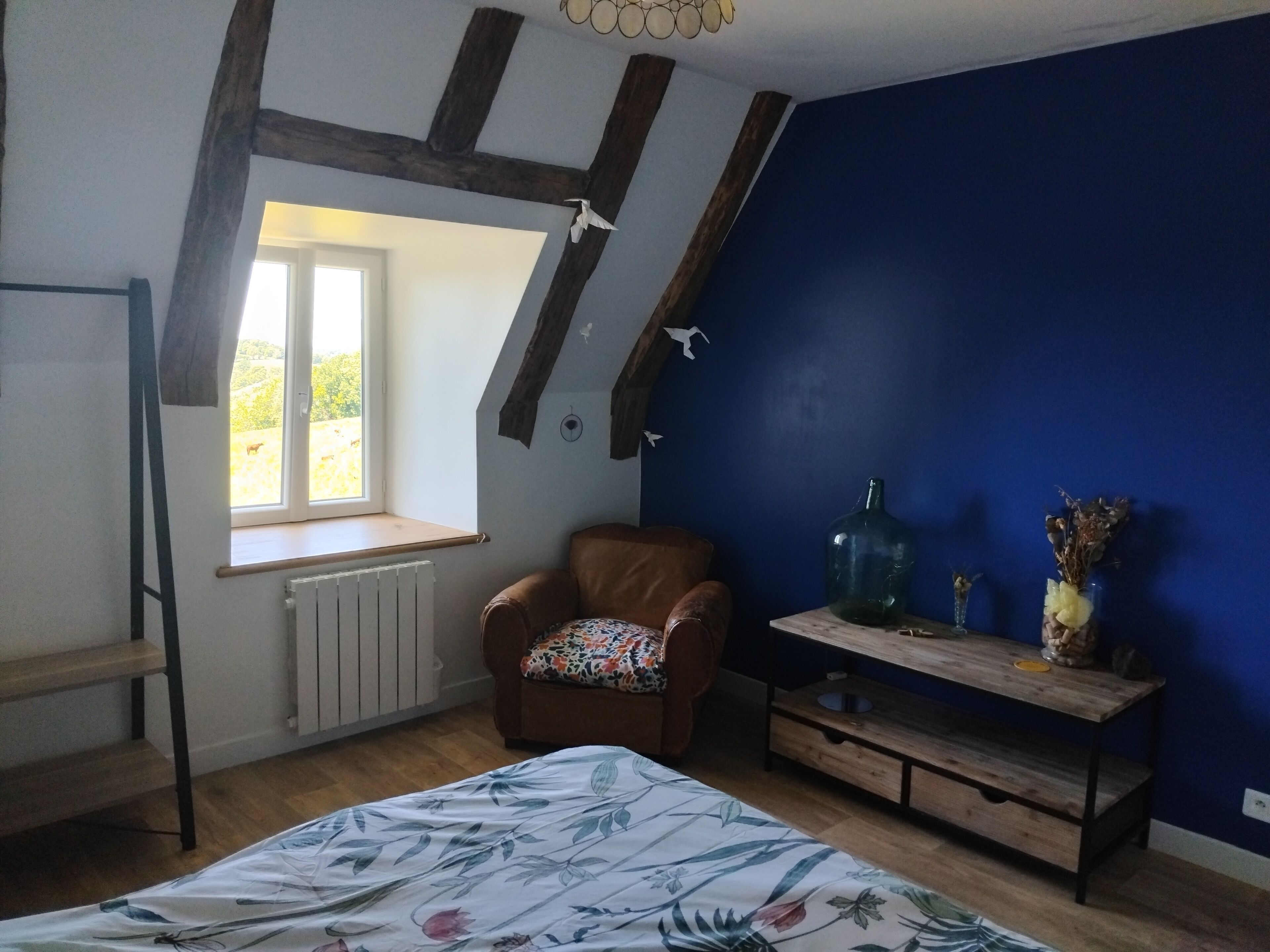 4 chambres, bureau, fer et planche à repasser, lit parapluie