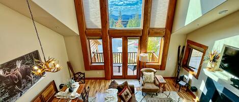 TV, peis, DVD-spiller og bøker