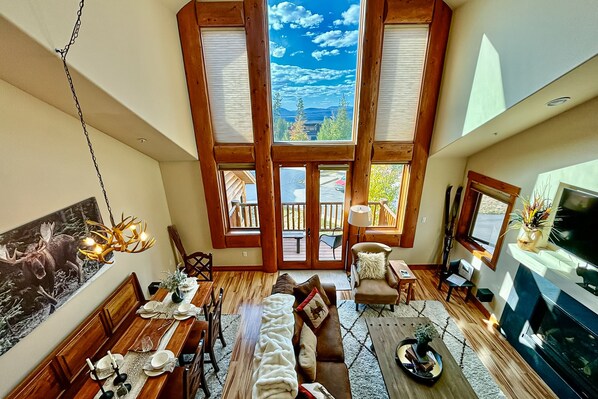 TV, fireplace, DVD player, books