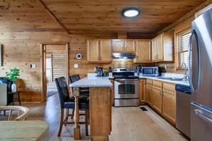 Fridge, microwave, oven, stovetop - Constellation Station - View, Hot Tub, Fireplace! (Gatlinburg)