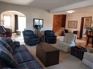 Smart-TV, Kamin, Bücher, Stereoanlage