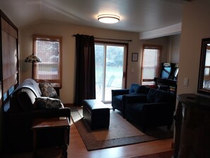 Smart TV, fireplace, books, stereo