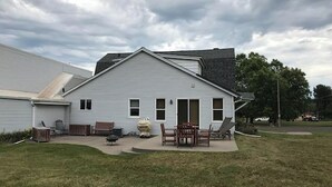 Une maison de plain-pied dotée d’un patio couvert.