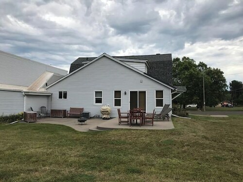 Cheerful 4 bedroom house with a hot tub