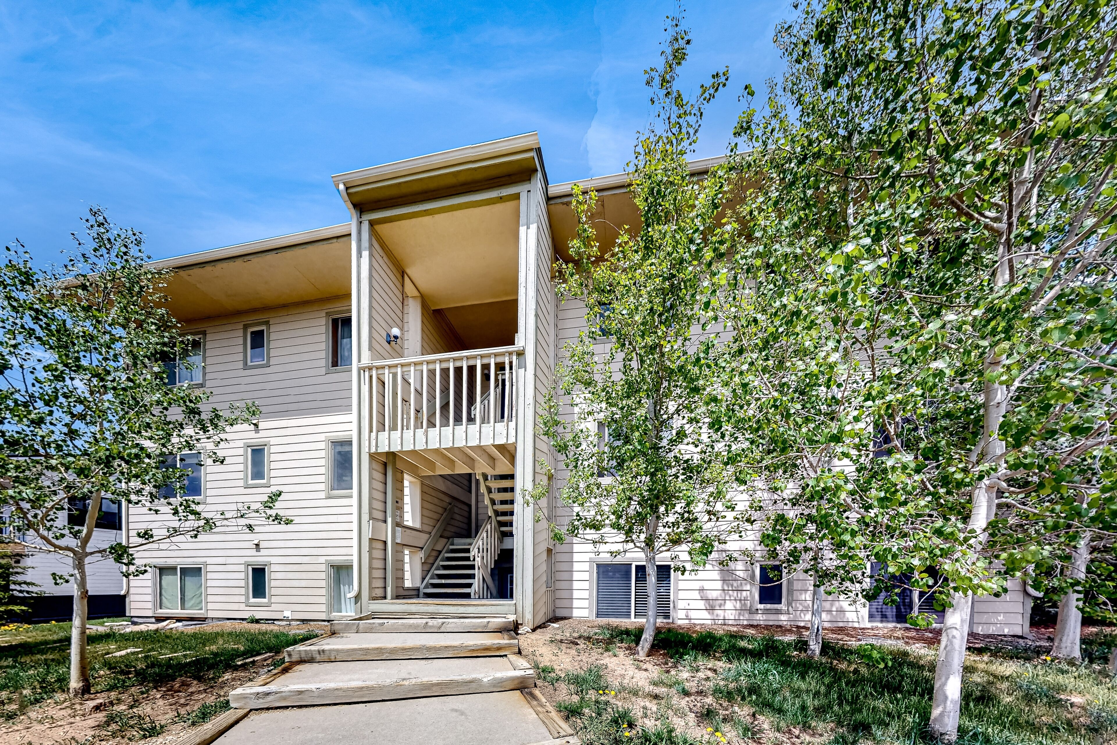 2nd-floor condo w/mtn views, deck, wood fireplace, shared grills and gazebo