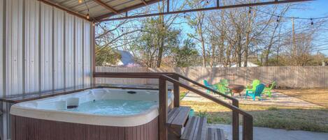 Outdoor spa tub