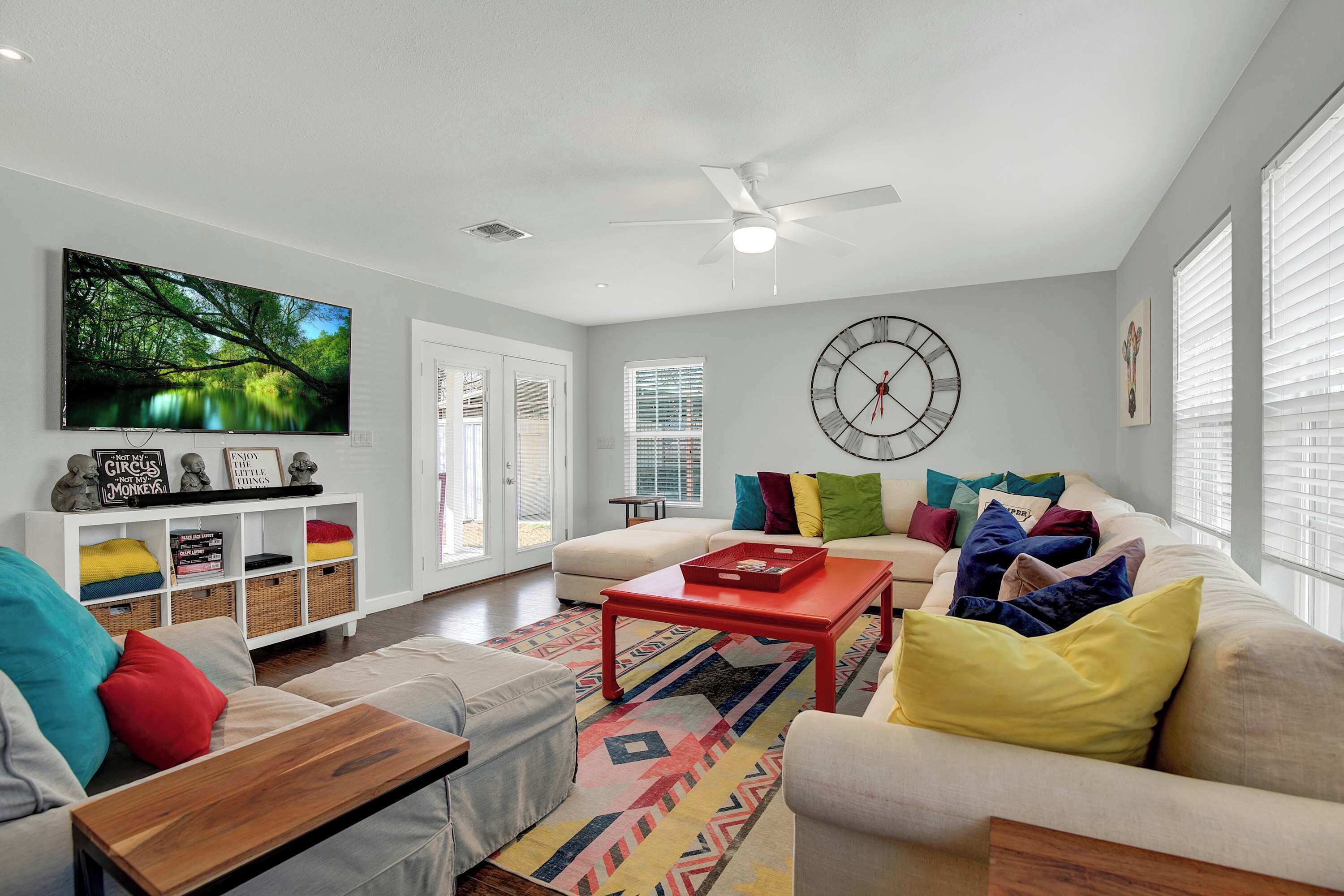 Smart-TV, bøker og stereoanlegg