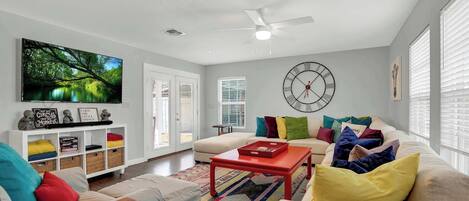 Smart TV, libros y estéreo