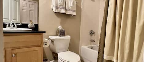 Ein Badezimmer mit Toilette, Waschbecken und Dusche.