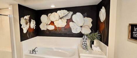 Un baño moderno con una bañera independiente, un inodoro y un lavabo.
