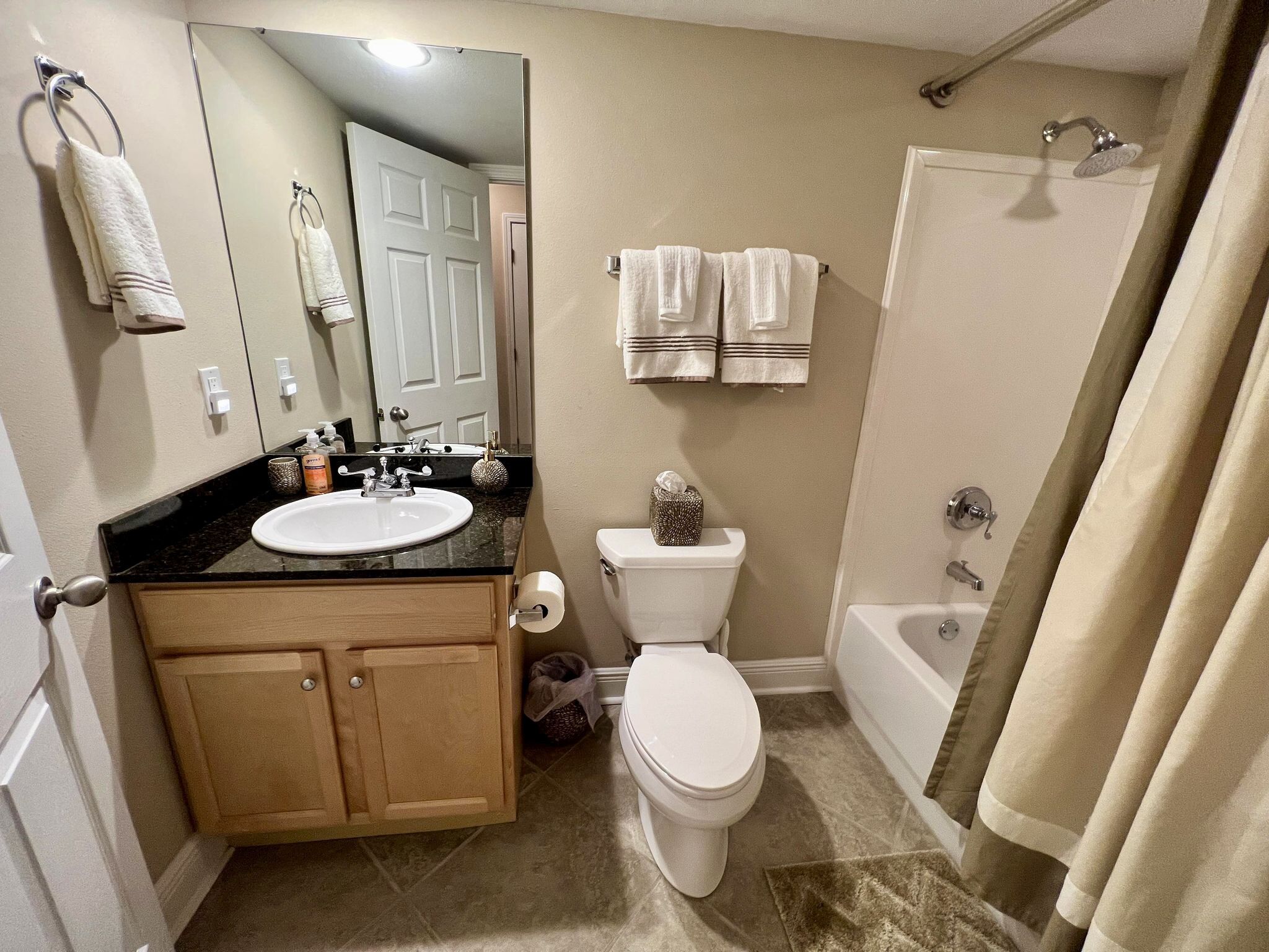 Une salle de bain avec un lavabo, des toilettes et une douche.