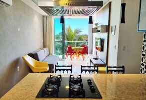 Microondas, licuadora, utensilios de cocina, freezer