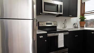 Een koelkast, een magnetron, een oven, een kookplaat