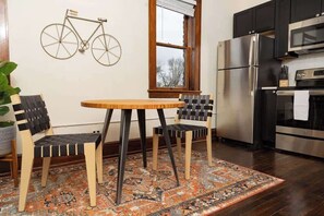 Fridge, microwave, oven, stovetop - Stylish 1BR near brews & downtown (Roanoke)
