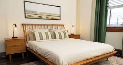 Stylish 1BR near brews & downtown