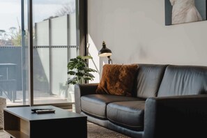 TV - Central 1-Bed with Balcony, Rooftop BBQ & Parking (Braddon)