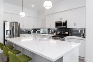 Fridge, microwave, oven, stovetop - Flamingo Pond. PGA West (STADIUM course!)WALK to ERNIES!Brand new (La Quinta)