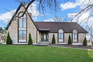 Exterior - Spacious KC Home - Pickleball, Mini Golf, Gym, Luxurious Bathrooms, Swim Spa (Bonner Springs)