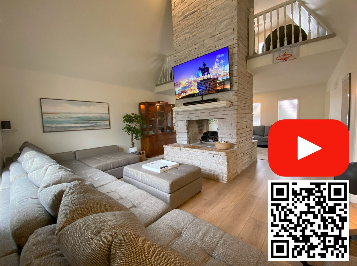 Beautiful Home, Sleeps 14, Indoor Hot-tub, Prime KC Location