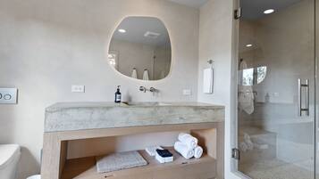 Ensemble douche/baignoire, sèche-cheveux, bidet, serviettes fournies