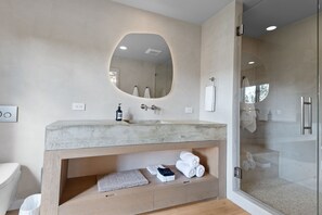 Duschwanne, Haartrockner, Bidet, Handtücher