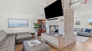 TV connectée, jeux vidéo, lecteur de DVD, baby-foot