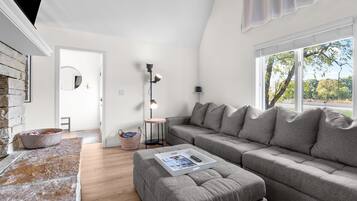 TV connectée, jeux vidéo, lecteur de DVD, baby-foot