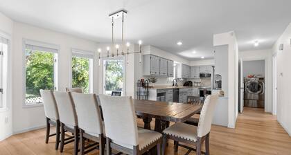 Spacious KC Home - Pickleball, Mini Golf, Gym, Luxurious Bathrooms, Swim Spa