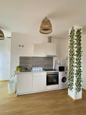 Fridge, microwave, oven, stovetop - Amarillo, nice apartment overlooking the beach. (RIBEIRA)