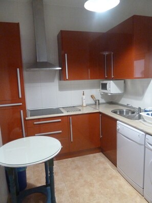 Réfrigérateur, micro-ondes, plaque de cuisson, lave-vaisselle