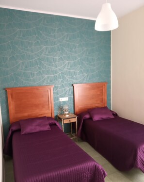 2 habitaciones, escritorio y tabla de planchar con plancha 