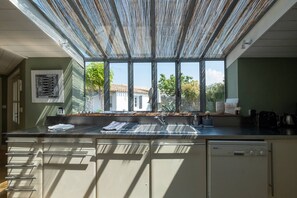 Frigorífico, horno, lavavajillas y utensilios de cocina