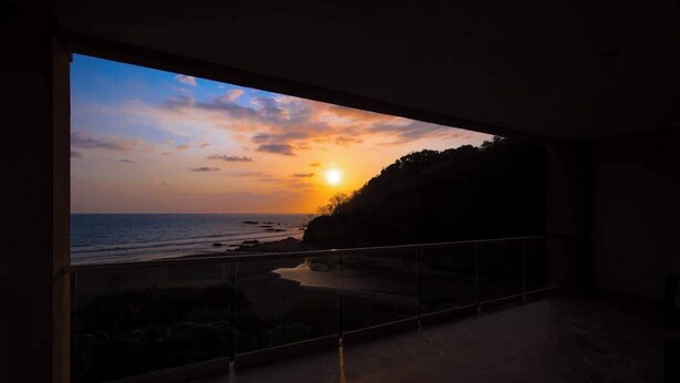 A balcony with a view of the sea at sunset. - 7th Floor Direct Ocean View Penthouse -Parties OK. (Jacó)