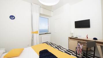 4 bedrooms, desk, iron/ironing board, travel crib