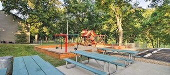 Hidden Gem- 4 BDRM 3 BA Sleeps 12! Indoor Pool, Gym, Fishing, Golf, & Playground